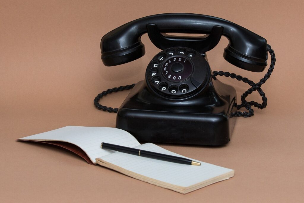 Un téléphone vintage avec du papier et un crayon sont des symboles de la communication . Cela montre qu'il est nécessaire de communiquer quelque soit le moyen