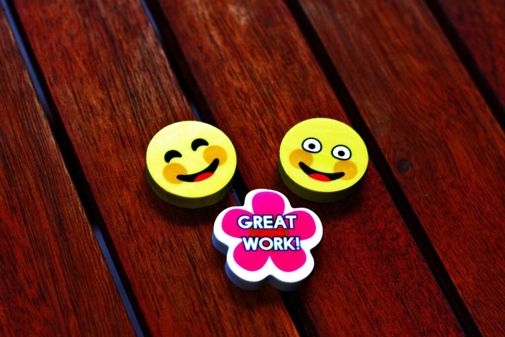 Les badges smileys prouvent que l'on peut être manager et bienveillant . Cette posture entraine une dynamique positive dans l'équipe.