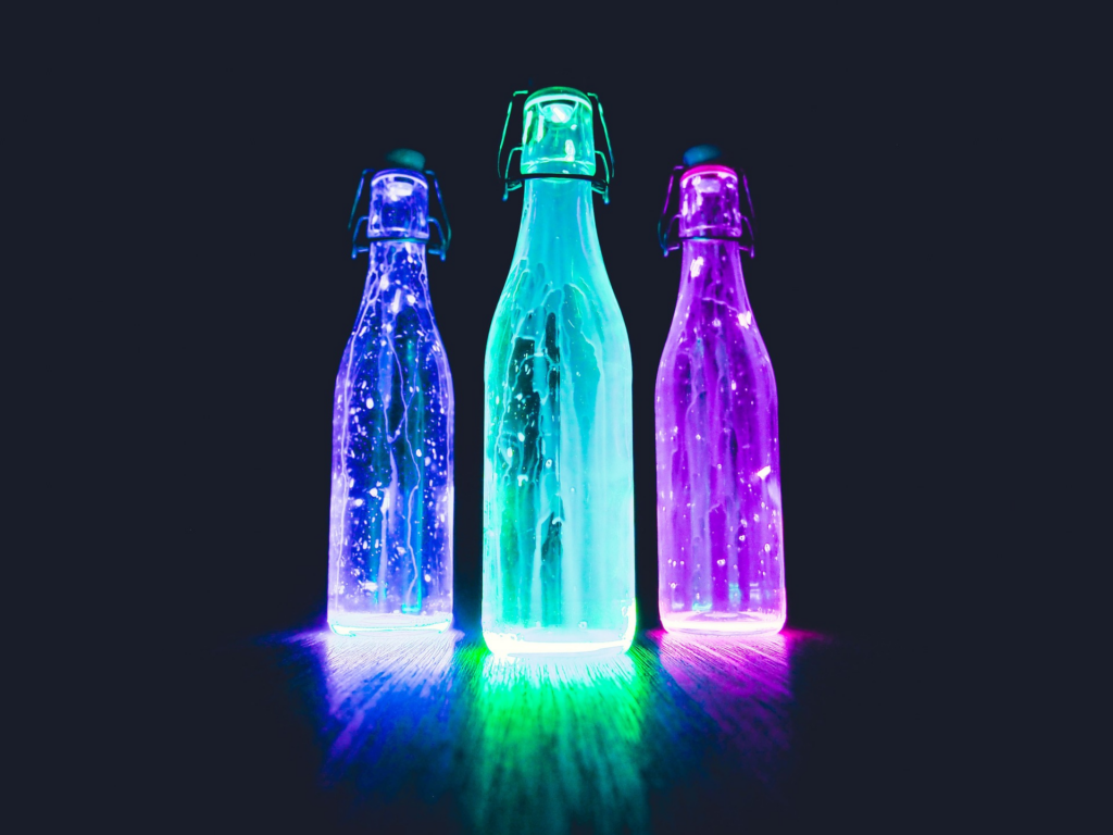 Des bouteilles fluorescentes, qui stimulent la vue. C'est l'objectif de la démarche Snoezelen , une découverte sensorielle qui favorise l'apaisement.